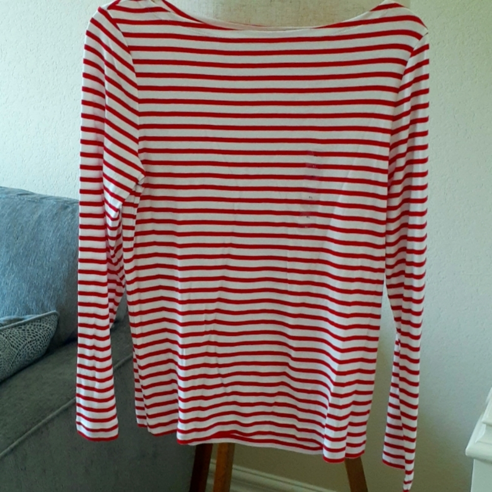 ***bundle any 3 items for $20***                    NWT XL Gap long sleeve top